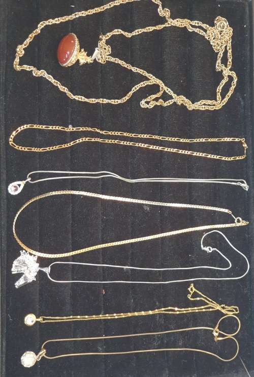A VINTAGE JOBLOT ELEGANT SILVER TONE AND GOLD PLATE NECKLACES WITH PENDANTS