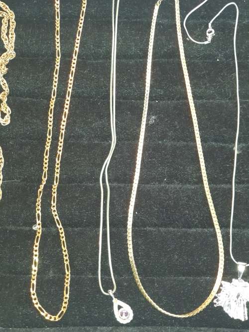 A VINTAGE JOBLOT ELEGANT SILVER TONE AND GOLD PLATE NECKLACES WITH PENDANTS