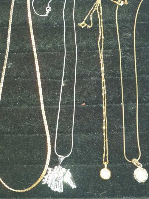 A VINTAGE JOBLOT ELEGANT SILVER TONE AND GOLD PLATE NECKLACES WITH PENDANTS