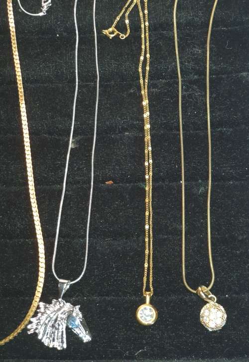 A VINTAGE JOBLOT ELEGANT SILVER TONE AND GOLD PLATE NECKLACES WITH PENDANTS