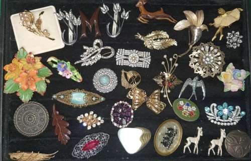 A COLLECTION OF VINTAGE FANCY MIXED SEMI PRECIUOS AND SIMULATED STON BROOCHES