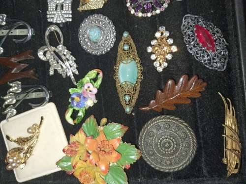 A COLLECTION OF VINTAGE FANCY MIXED SEMI PRECIUOS AND SIMULATED STON BROOCHES
