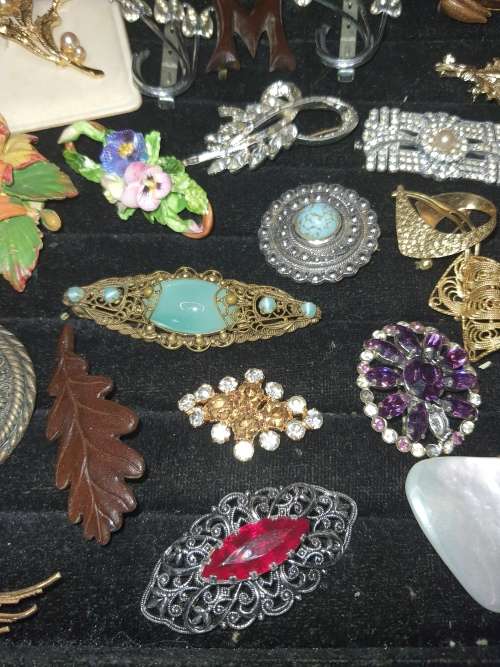 A COLLECTION OF VINTAGE FANCY MIXED SEMI PRECIUOS AND SIMULATED STON BROOCHES