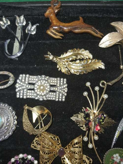 A COLLECTION OF VINTAGE FANCY MIXED SEMI PRECIUOS AND SIMULATED STON BROOCHES