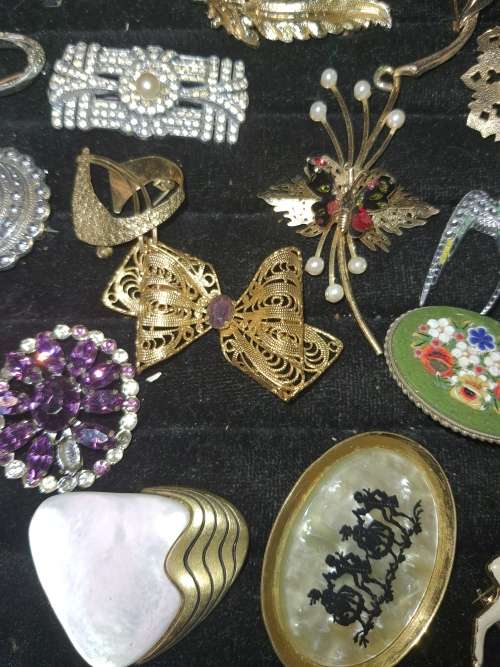 A COLLECTION OF VINTAGE FANCY MIXED SEMI PRECIUOS AND SIMULATED STON BROOCHES
