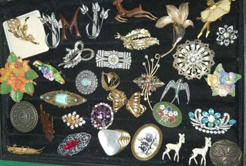 A COLLECTION OF VINTAGE FANCY MIXED SEMI PRECIUOS AND SIMULATED STON BROOCHES