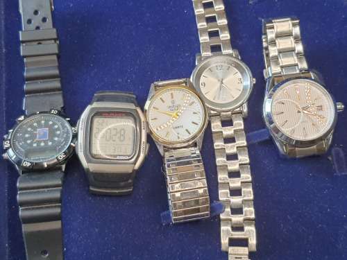 A VINTAGE COLLECTION WRIST WATCHES SOLD AS IS NOT TESTED