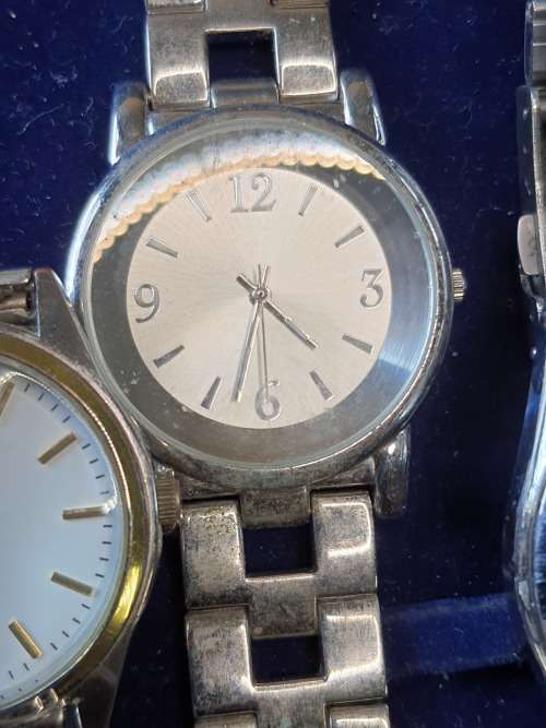 A VINTAGE COLLECTION WRIST WATCHES SOLD AS IS NOT TESTED