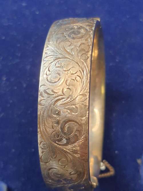 A VINTAGE GOLD FILLED CORE BRACELET BANGLR IN ITS ORIGINAL SATES SOLD AS IS