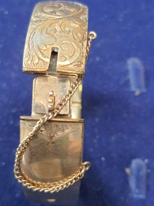 A VINTAGE GOLD FILLED CORE BRACELET BANGLR IN ITS ORIGINAL SATES SOLD AS IS