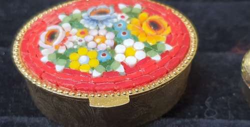 A MIXED LOT OF JEWELRY CONTAINERS FOR THE LADIES