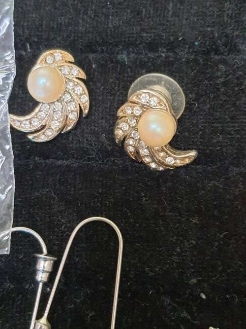 A COLLECTION OF VINTAGE STUD AND DROP EARRINGS SOLD AS IS