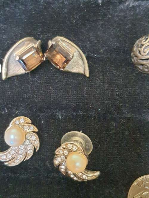 A COLLECTION OF VINTAGE STUD AND DROP EARRINGS SOLD AS IS