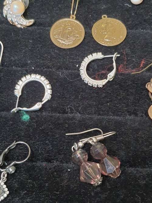 A COLLECTION OF VINTAGE STUD AND DROP EARRINGS SOLD AS IS