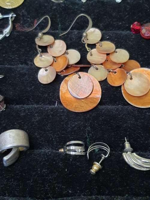A COLLECTION OF VINTAGE STUD AND DROP EARRINGS SOLD AS IS