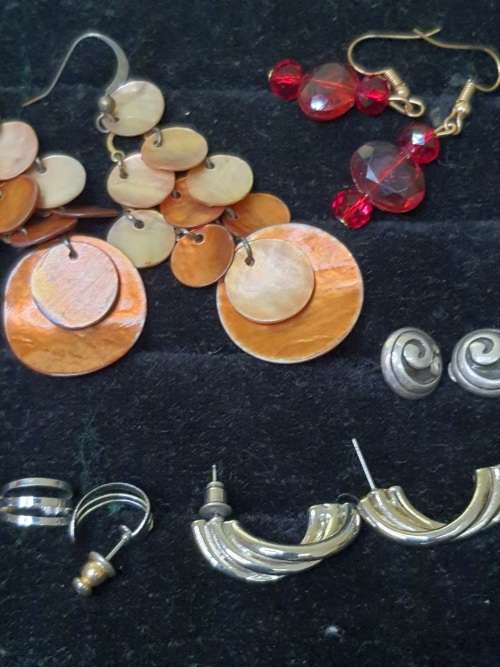 A COLLECTION OF VINTAGE STUD AND DROP EARRINGS SOLD AS IS