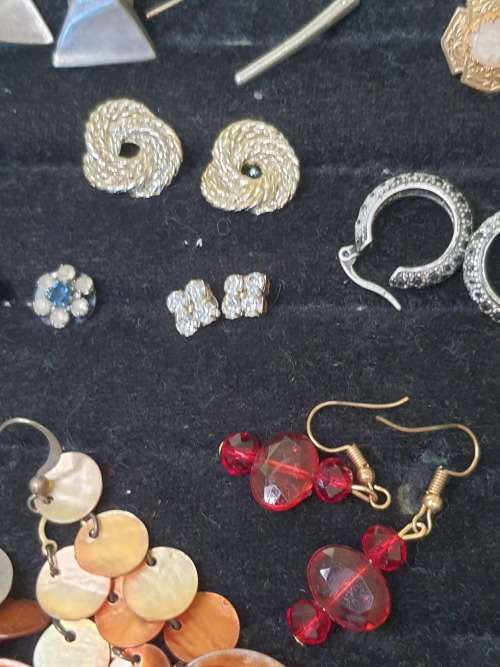 A COLLECTION OF VINTAGE STUD AND DROP EARRINGS SOLD AS IS