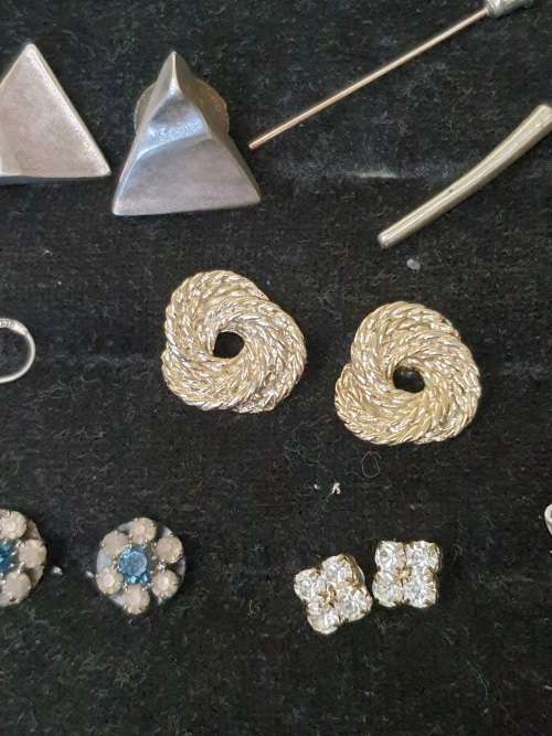 A COLLECTION OF VINTAGE STUD AND DROP EARRINGS SOLD AS IS