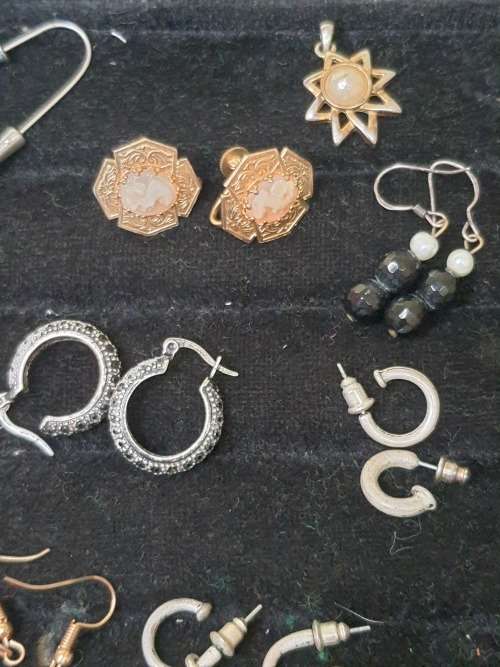 A COLLECTION OF VINTAGE STUD AND DROP EARRINGS SOLD AS IS