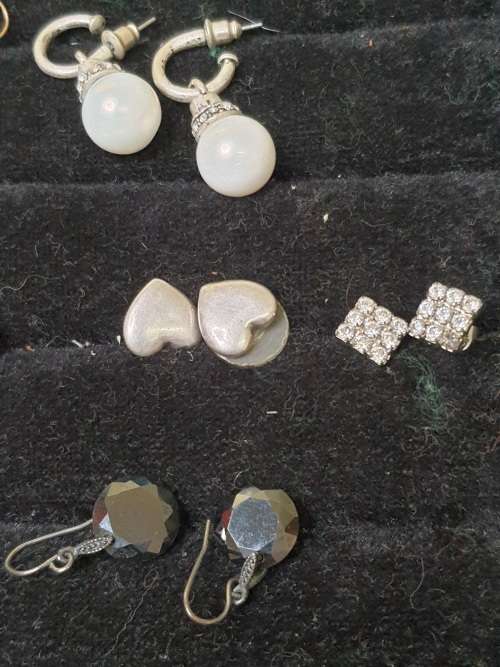 A COLLECTION OF VINTAGE STUD AND DROP EARRINGS SOLD AS IS
