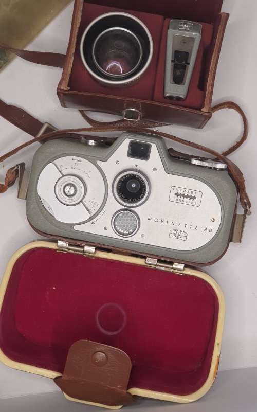 AN ANTIQUE MOVIE CAMERA  A ZEIS IKON MOVIENETTE COMPLETE WITH ATTACTMENTS