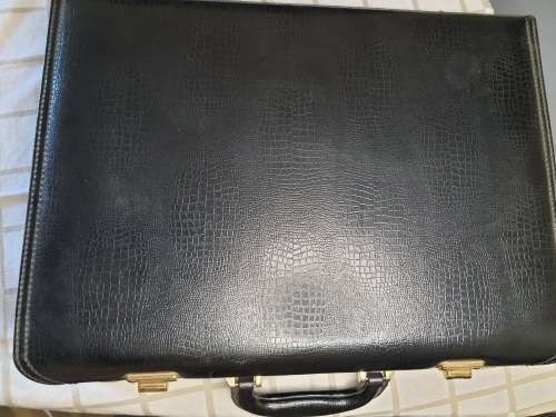 A BRAND NEW GERMAN SBS LEATHER BRIEF CASE SOLD AS IS