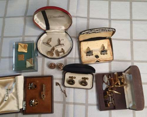 A COLLECTION OF VINTAGE EXECUTIVE GENTLEMENS CUFFLINKS SETS SOLD AS IS