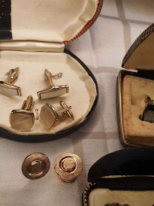 A COLLECTION OF VINTAGE EXECUTIVE GENTLEMENS CUFFLINKS SETS SOLD AS IS