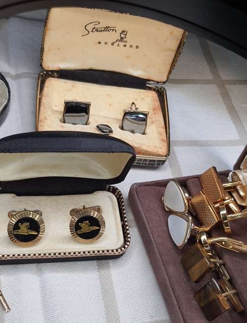 A COLLECTION OF VINTAGE EXECUTIVE GENTLEMENS CUFFLINKS SETS SOLD AS IS