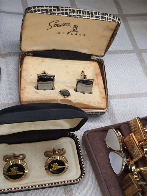 A COLLECTION OF VINTAGE EXECUTIVE GENTLEMENS CUFFLINKS SETS SOLD AS IS