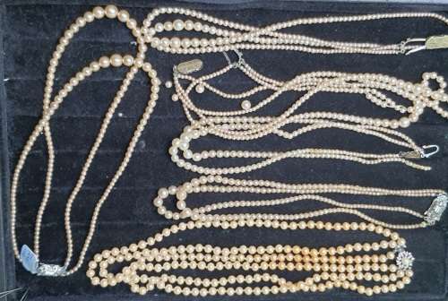 A VINTAGE JOBLOT CULTURED PEARL NECKLACES SOME MAY NEED NEW CLASPS SOLD AS IS