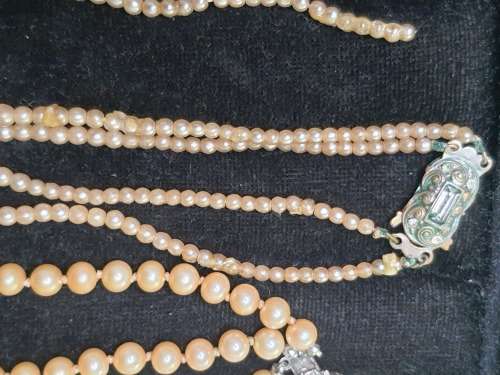A VINTAGE JOBLOT CULTURED PEARL NECKLACES SOME MAY NEED NEW CLASPS SOLD AS IS