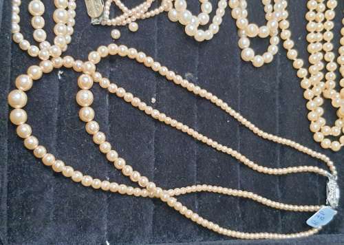 A VINTAGE JOBLOT CULTURED PEARL NECKLACES SOME MAY NEED NEW CLASPS SOLD AS IS