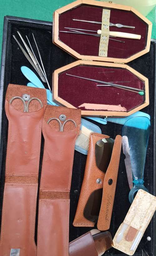 A VINTAGE JOBLOT TRAVELERS PEDICURE AND POLAROID GLASSES SOLD AS IS