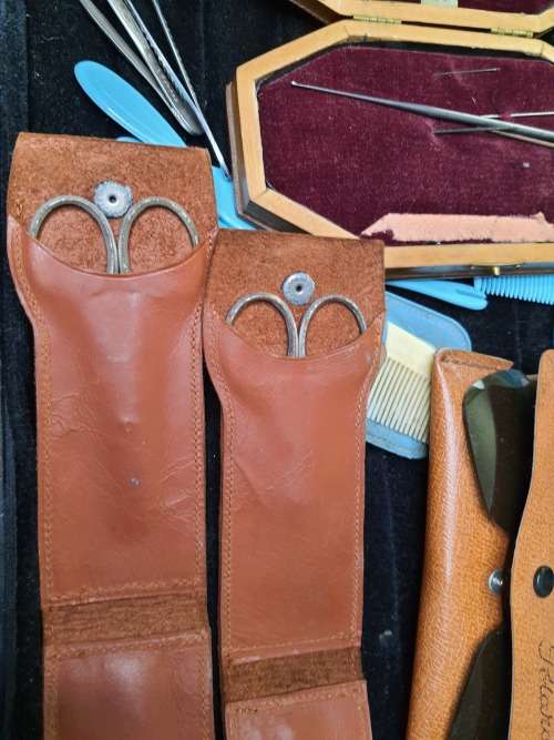 A VINTAGE JOBLOT TRAVELERS PEDICURE AND POLAROID GLASSES SOLD AS IS