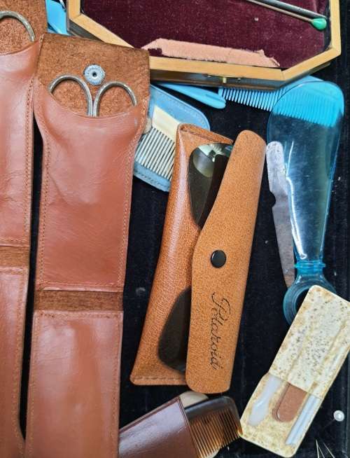 A VINTAGE JOBLOT TRAVELERS PEDICURE AND POLAROID GLASSES SOLD AS IS