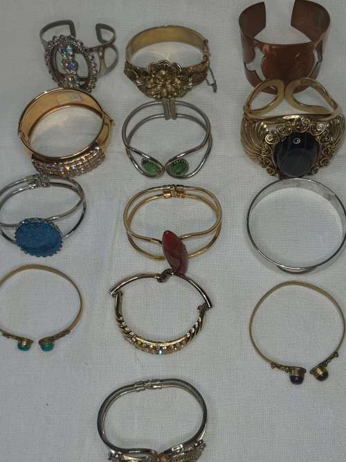 A COLLECTION OF RARE SKILL FULLY DESIGNED BRACELETS SOLD AS IS