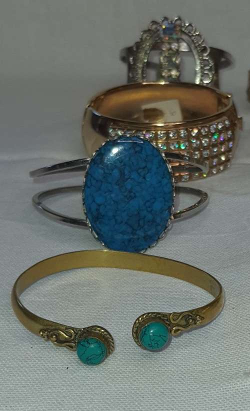 A COLLECTION OF RARE SKILL FULLY DESIGNED BRACELETS SOLD AS IS