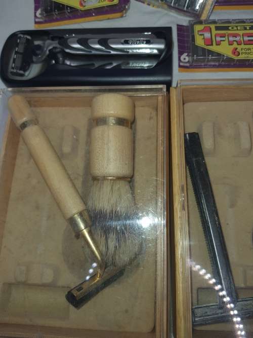A JOBLOT VINTAGE SHAVING KITS WITH THE BLADES AND BOXES SOLD AS IS