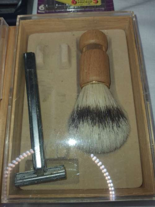 A JOBLOT VINTAGE SHAVING KITS WITH THE BLADES AND BOXES SOLD AS IS