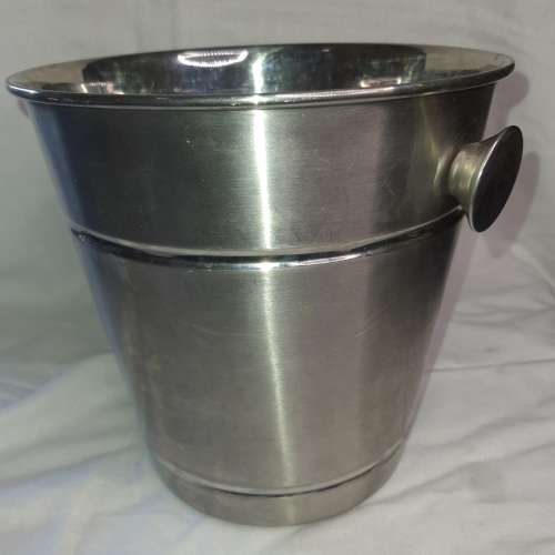 A SOLID STAINLESS STEEL ICE BUCKET IN GREAT CONDITION SOLD AS IS