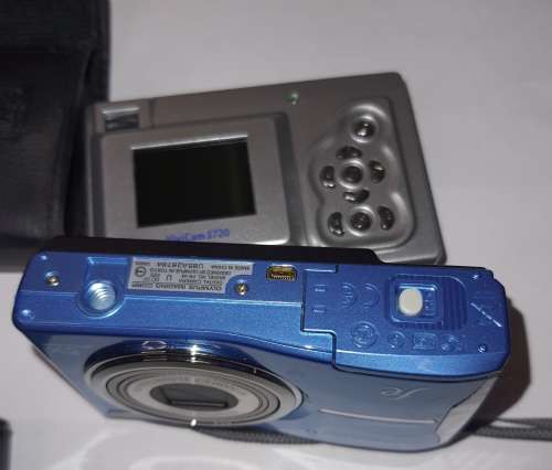 TWO VINTAGE POCKET DIGITAL CAMERAS WORKING SOLD AS IS