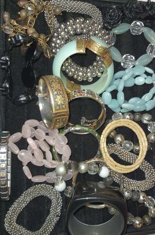A JOBLOT VINTAGE BRACELET AND BANGLES SOLD AS IS