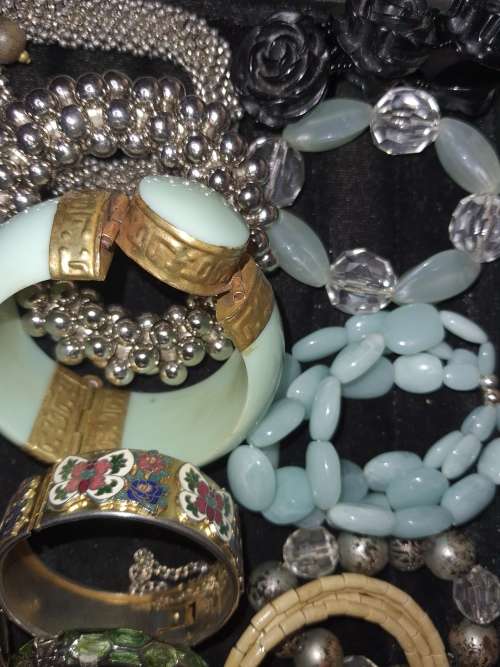 A JOBLOT VINTAGE BRACELET AND BANGLES SOLD AS IS