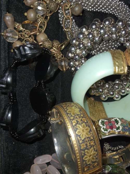 A JOBLOT VINTAGE BRACELET AND BANGLES SOLD AS IS