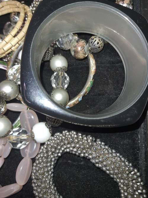A JOBLOT VINTAGE BRACELET AND BANGLES SOLD AS IS