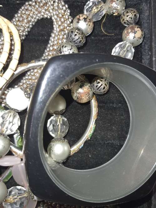 A JOBLOT VINTAGE BRACELET AND BANGLES SOLD AS IS