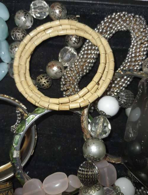 A JOBLOT VINTAGE BRACELET AND BANGLES SOLD AS IS