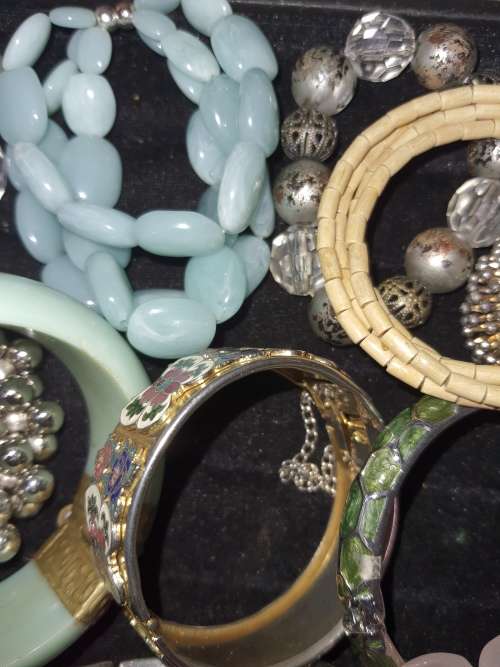 A JOBLOT VINTAGE BRACELET AND BANGLES SOLD AS IS
