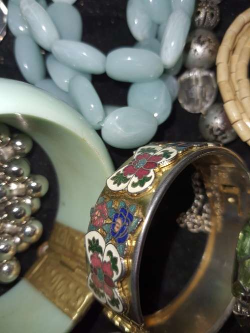 A JOBLOT VINTAGE BRACELET AND BANGLES SOLD AS IS